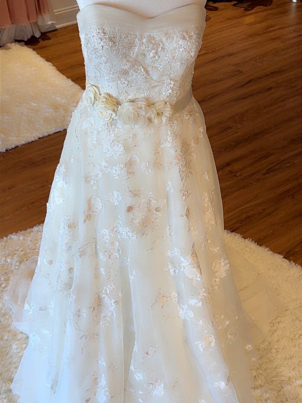 ✨ Oleg Cassini Strapless Floral Appliqué Gown — Size 6